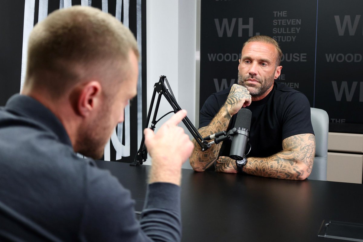 SulleySteven's tweet image. Gallery visit and podcast interview with @CalumBest
Firstly a private tour of the ‘ICON’ exhibition by DEFER here at Woodbury House and then went into a conversation about family, football and goals. Available soon to watch.
#CalumBest #WoodburyHouseArt #Podcast #Family #Goals