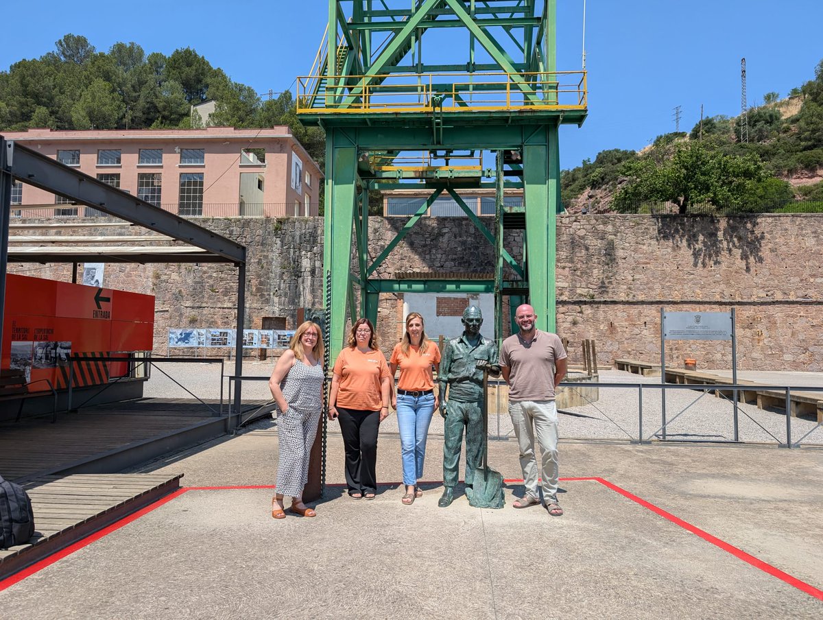 municipidigital's tweet photo. 📢 L'equip de la Fundació Cardona Històrica @CardonaTurisme inicia el viatge #SeTDIBA 🚐 de #TransformacióDigital amb molta empenta 🚀 https://t.co/23N6X9jfDw