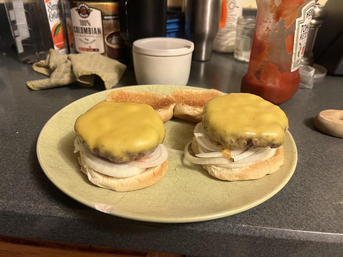 gamefamex's tweet image. Only had half an onion for my burgers :( 
👉 amzn.to/3ILCEu6
#ad #OnionProblems #BurgerStruggles #FoodFail #CookingAdventures #HalfAnOnion #foodie #burgers #cooking #fastfood #trending #sandwiches #yum #foodpoll
