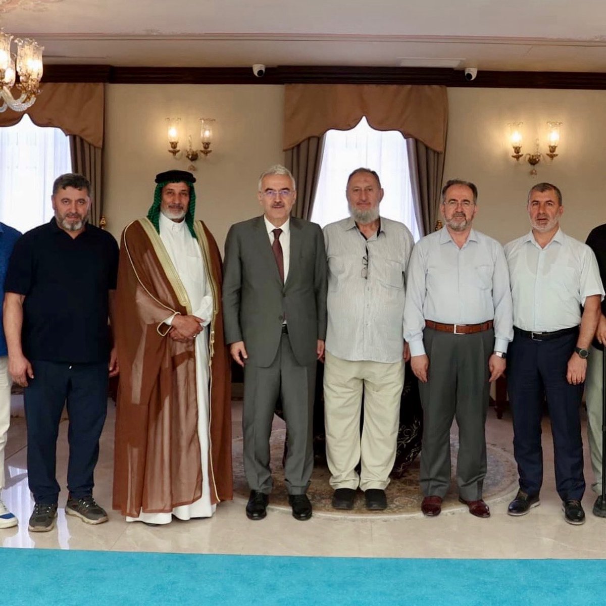 Başkanımız Mustafa Tunç  ve Muhterem Hüseyin Enes Yeşil ve kıymetli misafiri Seyyid Ali Er Rufai hz. Leri ile birlikte Bursa Valisi Sayın Erol Ayyıldız Beyi Makamında ziyaret ettiler. 

Üstadımız muhterem Hüseyin Enes Yeşil kabulünden dolayı Sayın Valimize Teşekkür ettiler.