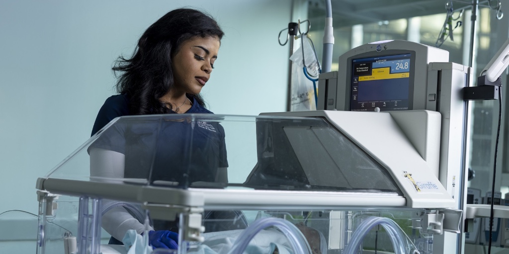 UTHealthHouston's tweet image. From training on the largest military aircraft to caring for the tiniest babies, Gianna Guthrie’s experiences helped her earn two scholarships while completing the accelerated Pacesetter BSN program at @CizikNursing. Watch her inspiring story! go.uth.edu/video-flying-h…