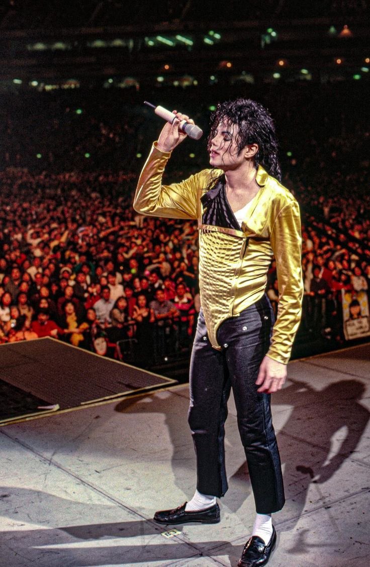 barbieelovesmj's tweet image. Has anyone ever noticed how Michael wore Silver for the Bad tour, Gold for the Dangerous and then Gold and Silver for the HIStory tour???