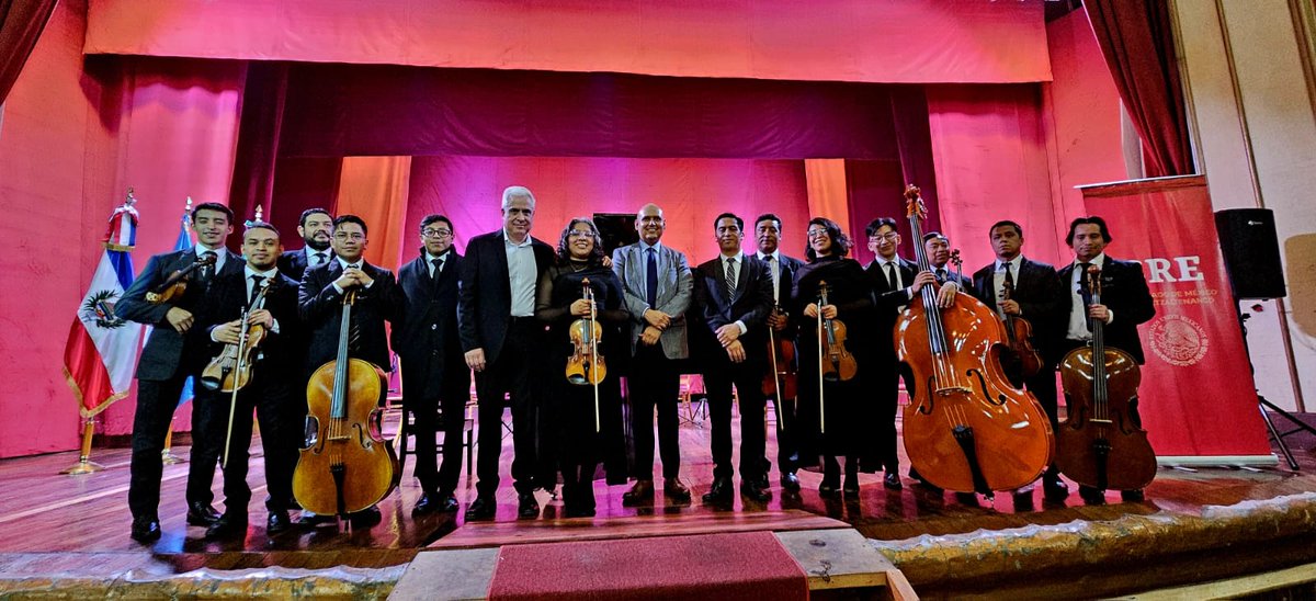Presentamos al pianista 🇲🇽Juan Pablo Horcasitas en el Teatro Municipal con la Orquesta de Quetzaltenango 🇬🇹, bajo la batuta del Mtro. Alvarado, con un rico programa con obras mexicanas, guatemaltecas y el concierto para piano y orquesta de Mozart número 13 en do mayor. 
Agradezco