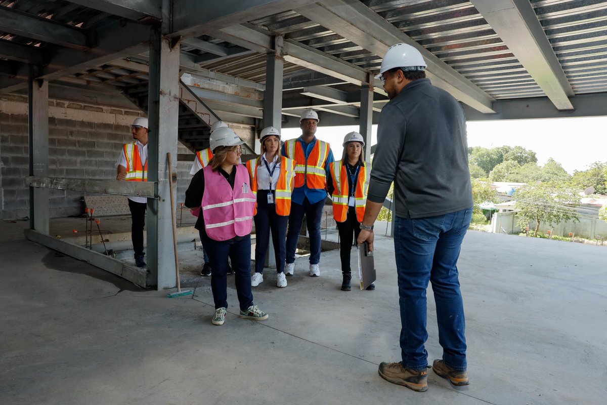 InadehOficial's tweet image. Durante nuestra gira de trabajo por Veraguas, visitamos la obra de construcción de las nuevas oficinas administrativas de la sede INADEH - Santiago, para inspeccionar los avances de esta nueva infraestructura, cuya proyección de entrega se estima a finales de septiembre 🙌🏻.