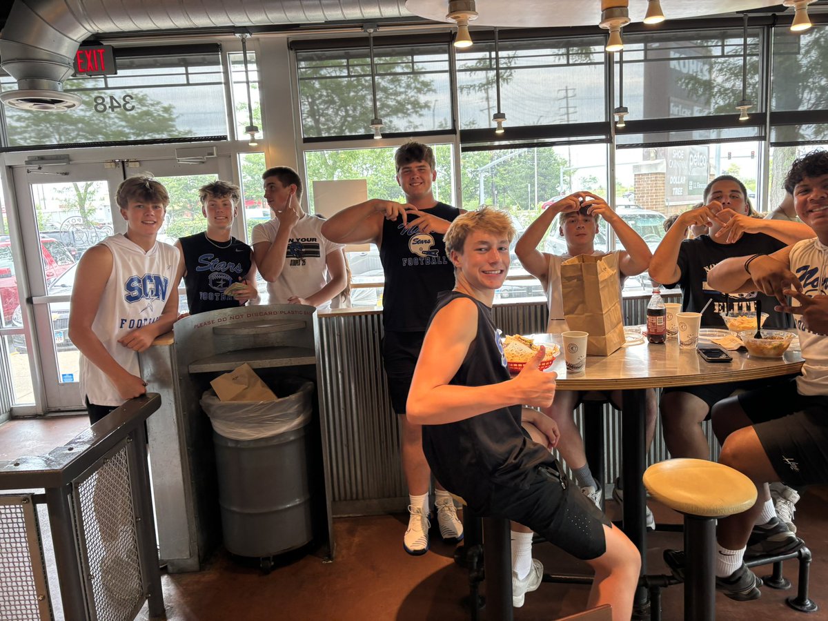CooperKowalczyk's tweet image. After a great tempo Tuesday, the beef boys got some chipotle and poke bowls. @SCNFBOFFICIAL