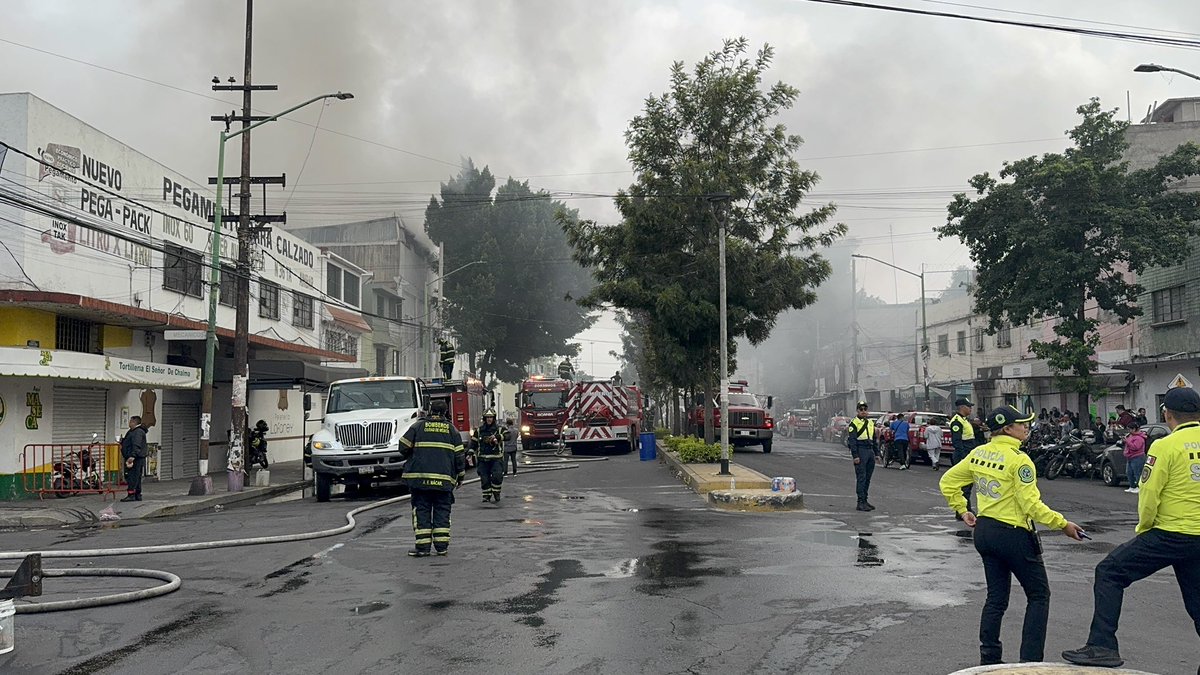Se registró un incendio de una bodega que almacenaba diversos productos de origen chino que se ubica en la avenida de ferrocarril de cintura y la calle mineros en <a href="/A_VCarranza/">Alcaldía Venustiano Carranza</a>