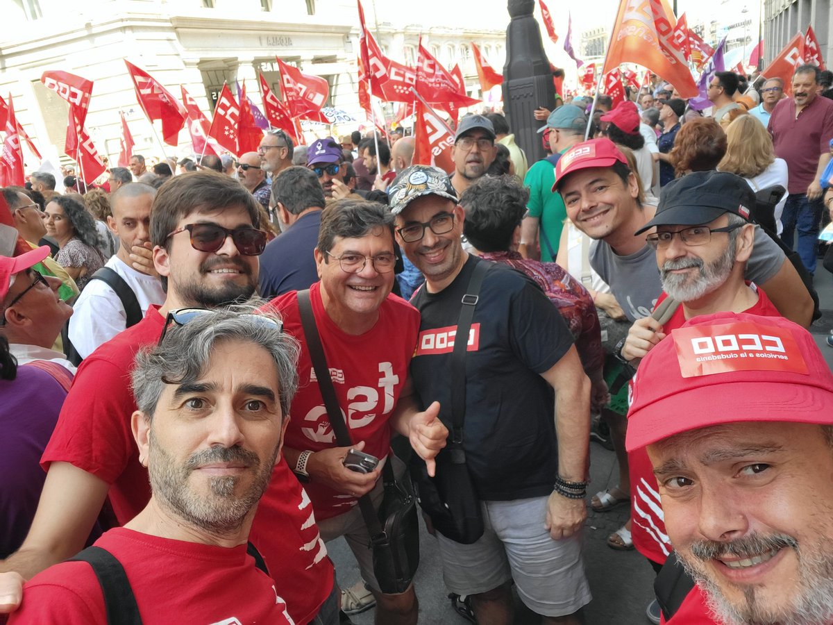 Ens manifestem davant el ministeri per arrencar drets de la gent que treballem a la cosa pública. Que encara no cobrem les pagues senceres dsd Zapatero, q no podem fer contractes relleu, q la gent es jubila i els serveis es qden orfes... <a href="/ccoo_fsc_cat/">fsc-ccoo ➕drets➕ democràcia➕sindicat</a> <a href="/FSCdeCCOO/">FSC-CCOO</a> <a href="/CCOO/">COMISIONES OBRERAS</a>