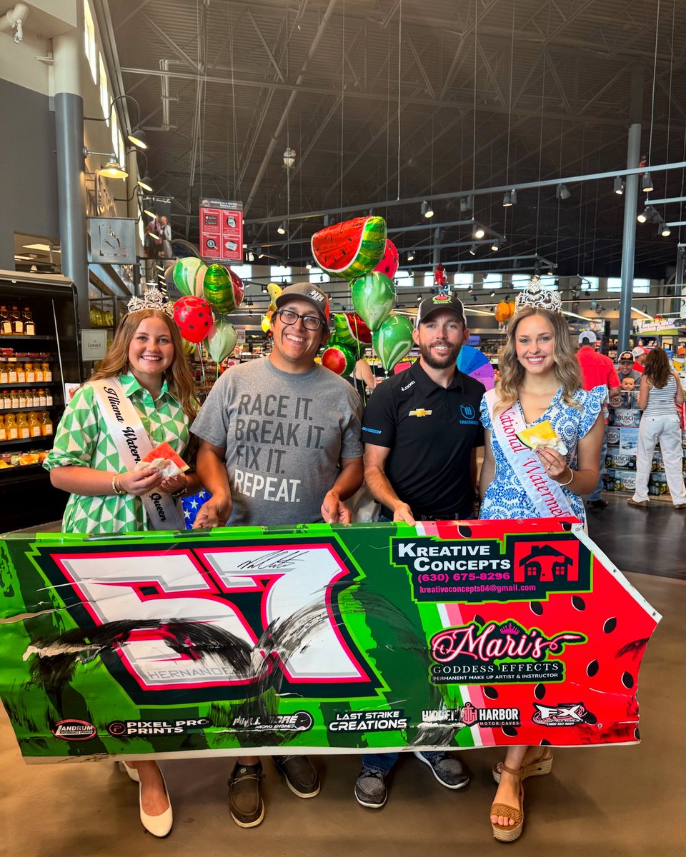 Y’all get to see a lot of my visits to the farms. Sometimes I get to stop by America’s grocery stores and see fans, 🍉 queens and farm fresh watermelons. 

🍉 fact: The largest on record is a 350.5 pound watermelon grown in Sevierville, TN

#MelonPartner #WatermelonEveryday
