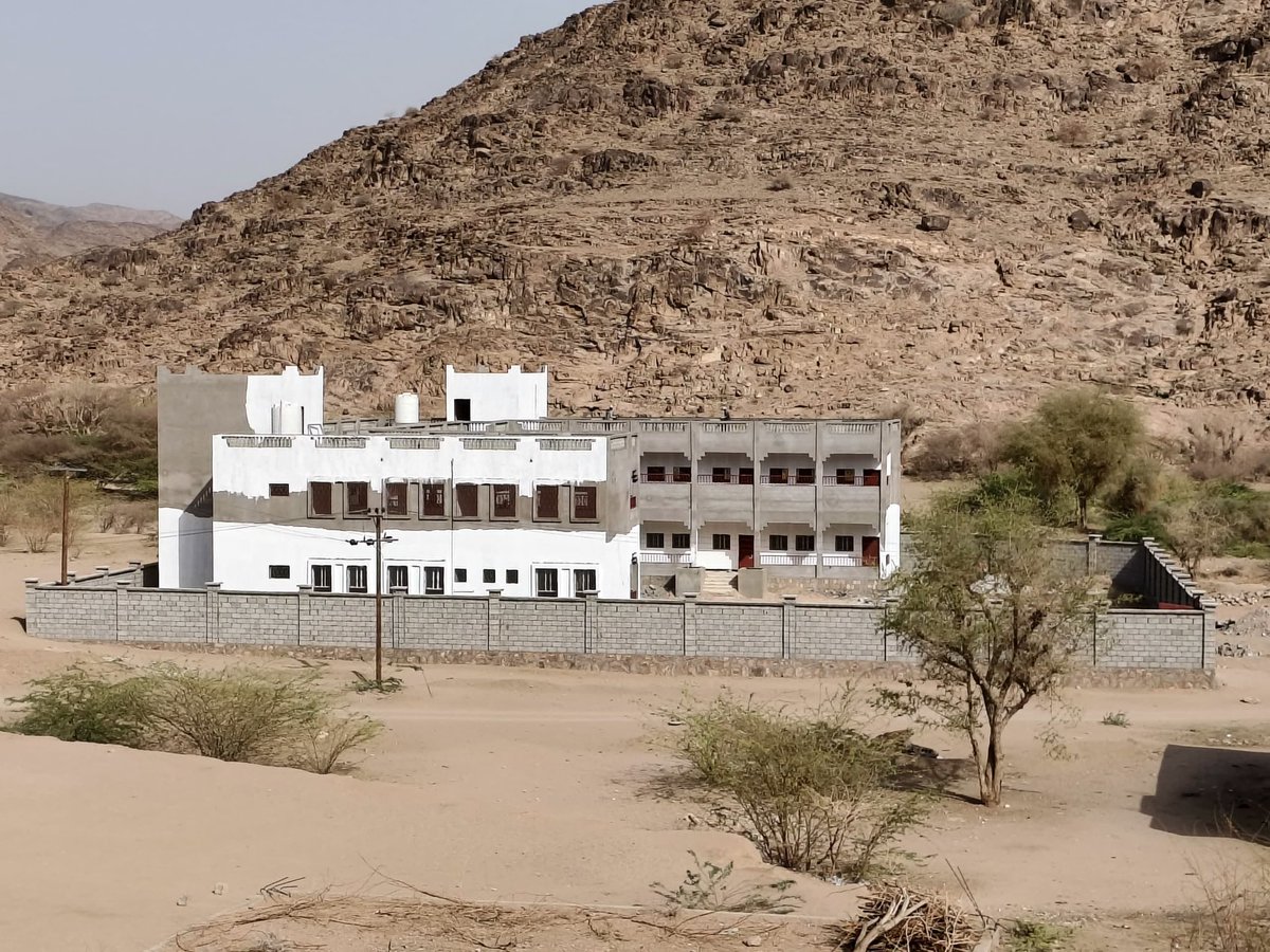 بدعم إماراتي.. تتواصل أعمال التشطيبات النهائية لمشروع مدرسة الحنك للبنات في مديرية نصاب بمحافظة شبوة، بتكلفة 304,511 دولار، التي تضم 12 فصلاً دراسياً متكاملاً، وذلك بمتابعة وجهود حثيثة من المحافظ عوض بن الوزير.