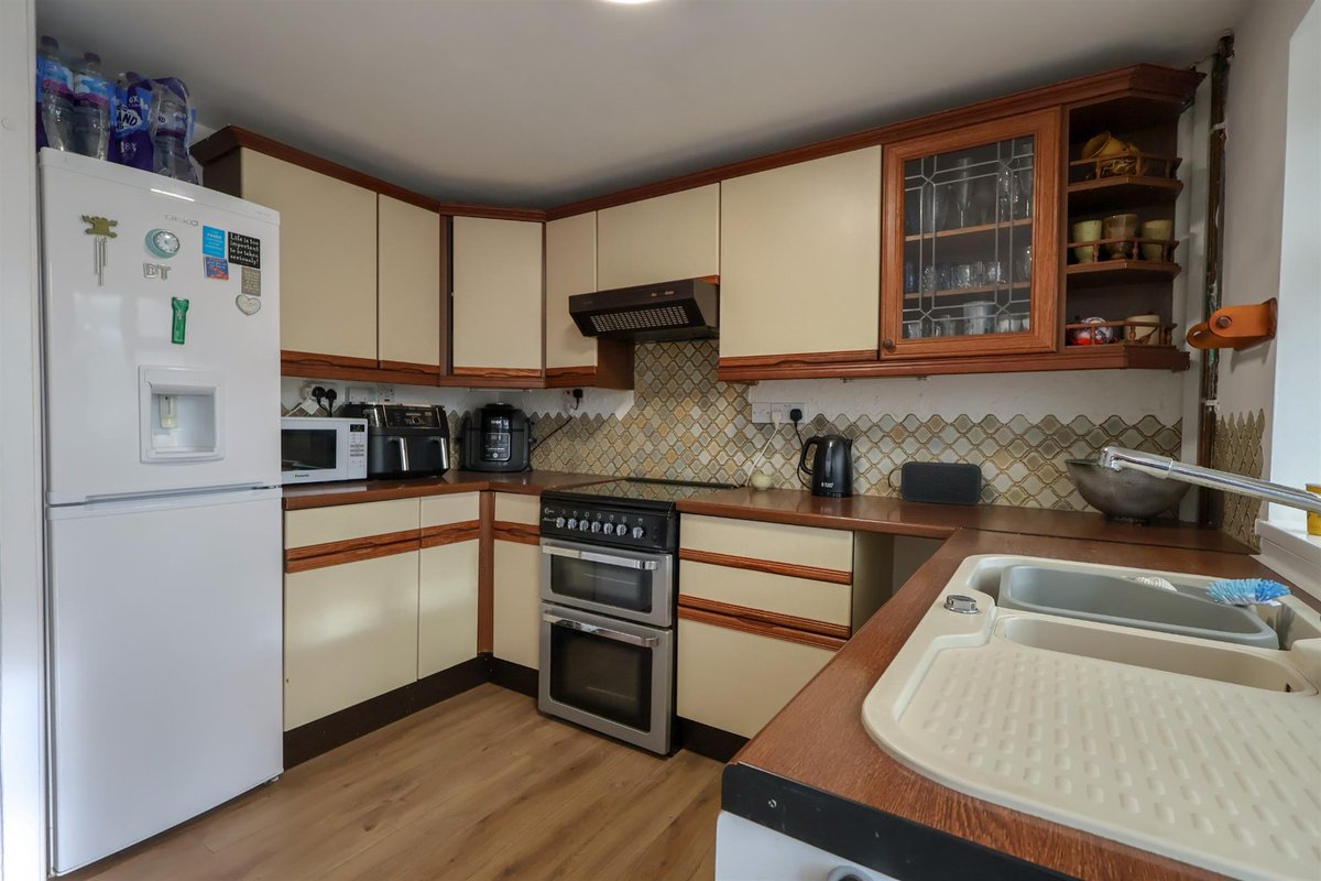 This three bedroom end of terrace #house located in sought after area of #Lordswood in #Southampton and is an ideal purchase for first time buyers or investors.

Info- fieldpalmer.com/properties/pet…

Call Field Palmer Shirley 023 8078 0787