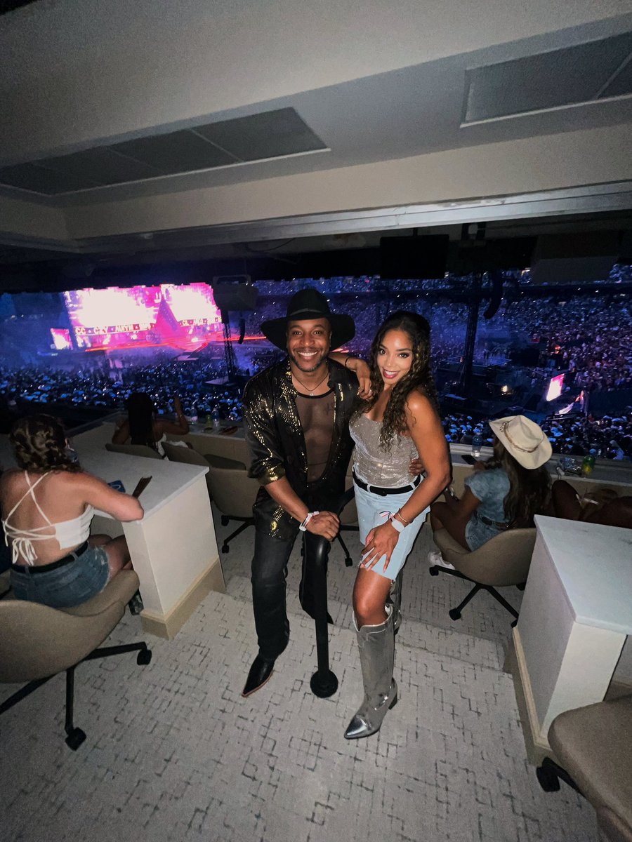 🤠 This ain’t Texas, but it felt like it last night. <a href="/Beyonce/">BEYONCÉ</a> is a true top tier entertainer! Thank you to the team at @nwstadium for the love. Much needed good time with bestie <a href="/aaronlmyers/">Aaron L Myers</a>