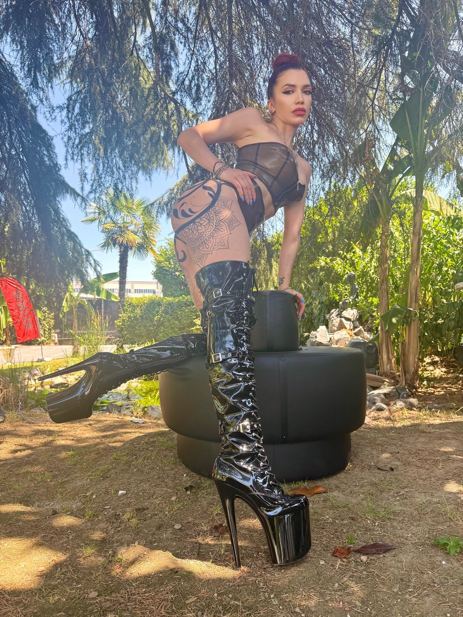 Latex in nature, or nature in latex? Latex nella natura, o natura nel latex?