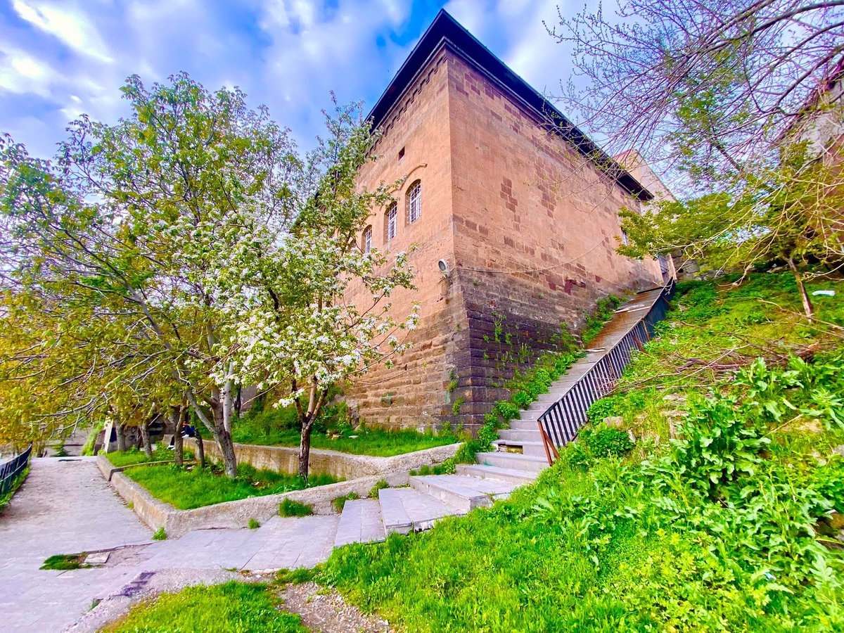 “Her ne kadar bir şahıs için kendine özgü bir yol olsa da, aslında yol tektir. Her yolun nihai gayesi Allah'tır! Çünkü her şey, her iş sonunda mutlaka O'na döner.”

İbn Arabi 

🕌 Kızıl Mescid #Bitlis