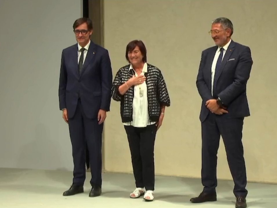universitatURV's tweet photo. Aquesta tarda, la professora de la #URV Rosa Maria Solà Alberich ha rebut la Medalla al treball President Macià, concedida per la Generalitat de Catalunya! 🎖️

👉 La investigadora del Departament de Medicina i Cirurgia i metgessa amb activitat clínica assistencial, especialitzada en medicina interna, ha estat reconeguda per la seva trajectòria laboral. Enhorabona! 🙌🎉

🔗 https://t.co/KgQiheDrMD