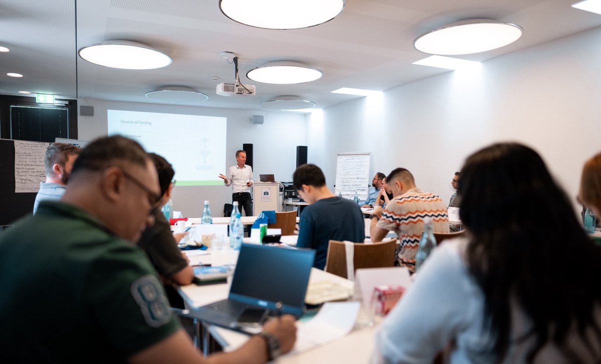 بحمد الله، اختتمت المرحلة المكثفة من برنامج بحثي دولي رفيع المستوى، يمتد حتى عام ٢٠٢٩، بمشاركة ٢٧ باحثًا من أنحاء العالم ومن تخصصات متنوعة.

خلال هذه المرحلة، شاركت في ورش عمل علمية متقدمة، وزيارات بحثية ميدانية، ونقاشات معمّقة ركزت على تسخير #الذكاء_الاصطناعي وتقنيات