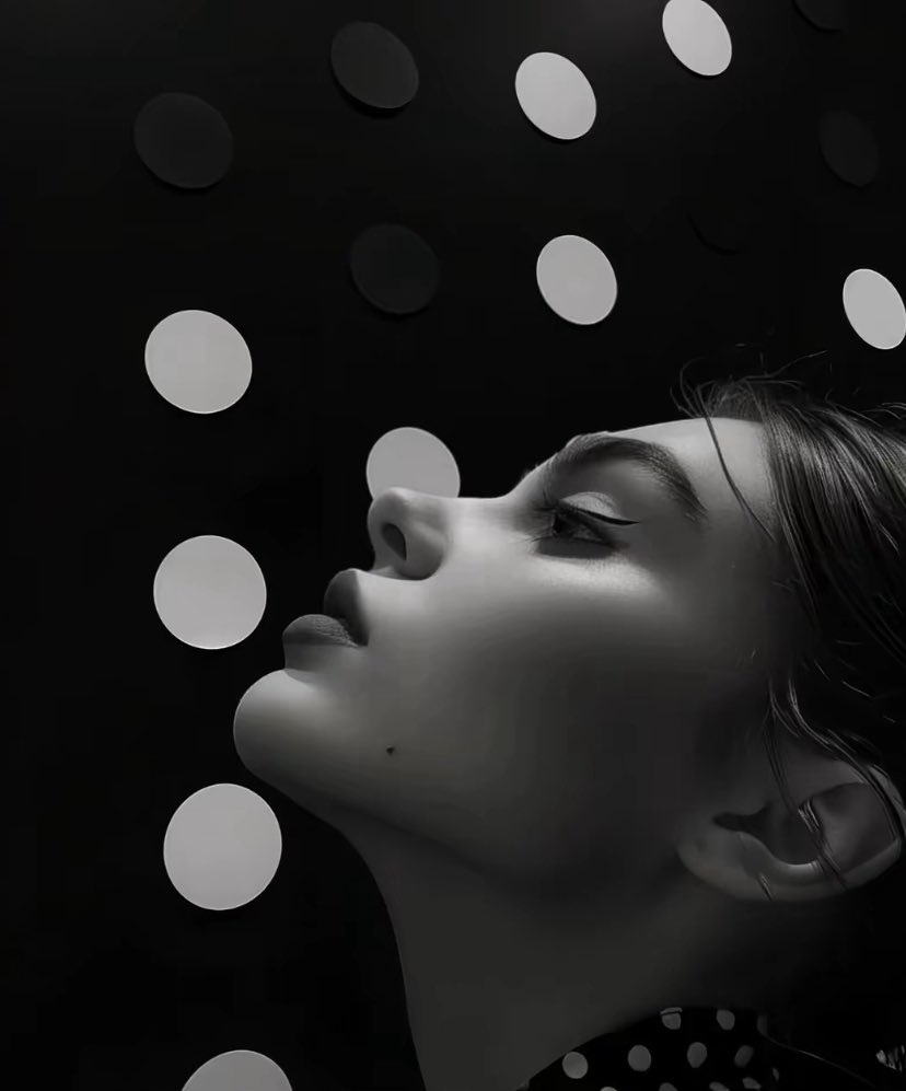 أنا الان في مرحلتي الملكية
المرحلة التي لا يصلها الا من دفن قلبه بأناقة
و رفع رأسه دون أن يؤذي أحد
أتحدث معك و أعلم أنك تكذب
و لا أسألك لماذا؟
بل أترك لك مساحة أن تتقن كذبتك لأنني تجاوزت مرحلة الغضب و الخذلان