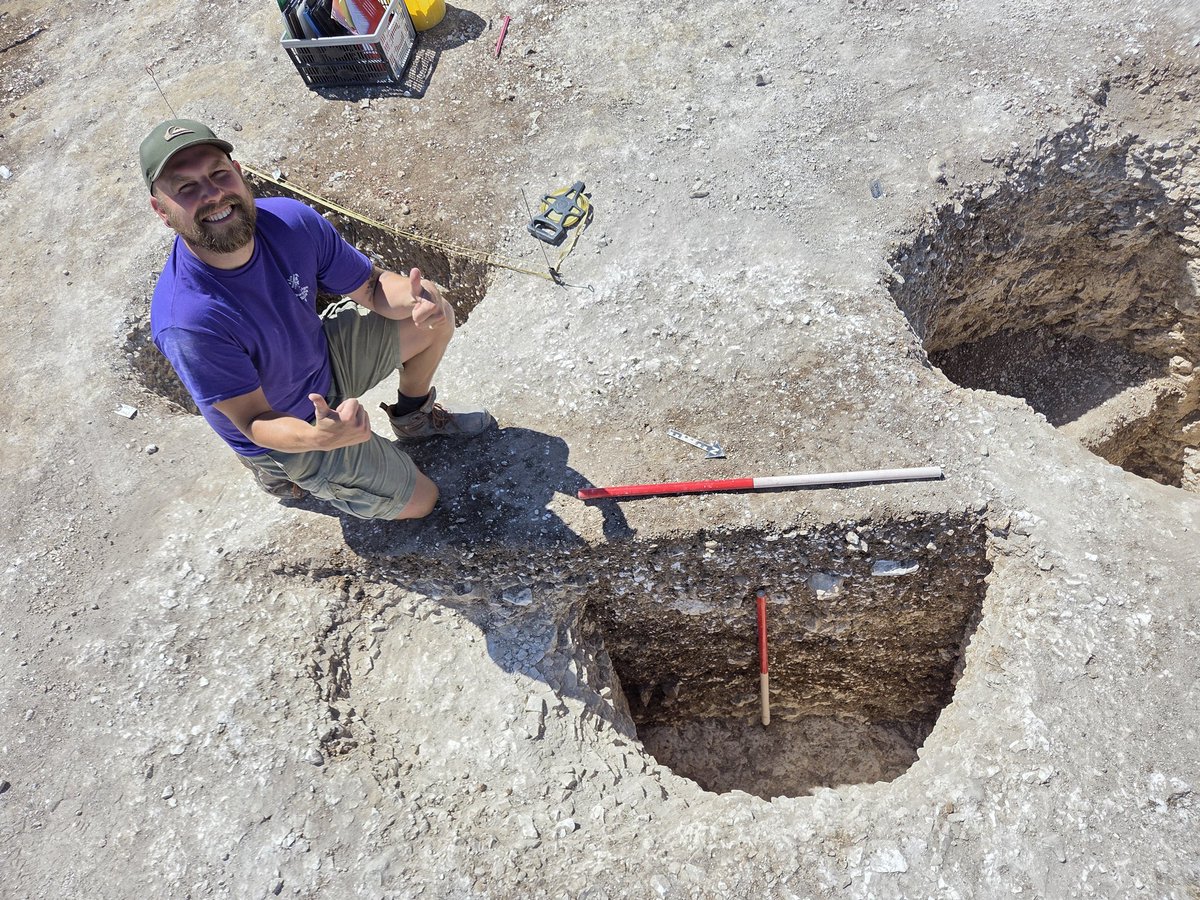 Durotrigesdig's tweet image. Nick has finished the half section of an Iron Age storage pit at #Durotriges25
He is happy 😊 👍👍