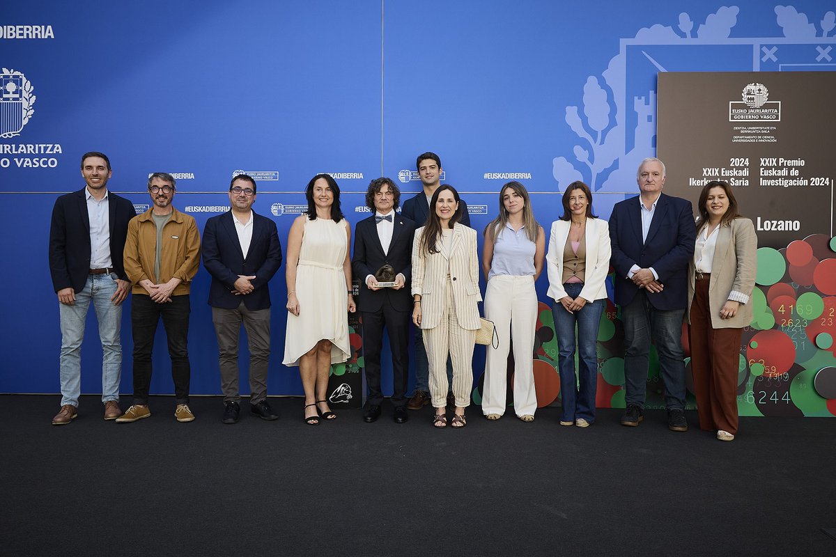 PVasco_EuskoL's tweet image. Tejeria presidentea ordezkaritza parlamentarioaren buru izan da Euskadi Ikerkuntza Saria emateko ekitaldian
➡️legebiltzarra.eus/portal/eu/web/…
La presidenta encabeza la delegación del @PVasco_EuskoL que asiste a la de entrega del Premio Euskadi de Investigación
➡️legebiltzarra.eus/portal/es/web/…