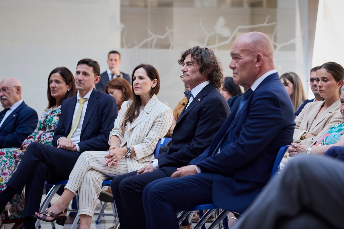 PVasco_EuskoL's tweet image. Tejeria presidentea ordezkaritza parlamentarioaren buru izan da Euskadi Ikerkuntza Saria emateko ekitaldian
➡️legebiltzarra.eus/portal/eu/web/…
La presidenta encabeza la delegación del @PVasco_EuskoL que asiste a la de entrega del Premio Euskadi de Investigación
➡️legebiltzarra.eus/portal/es/web/…