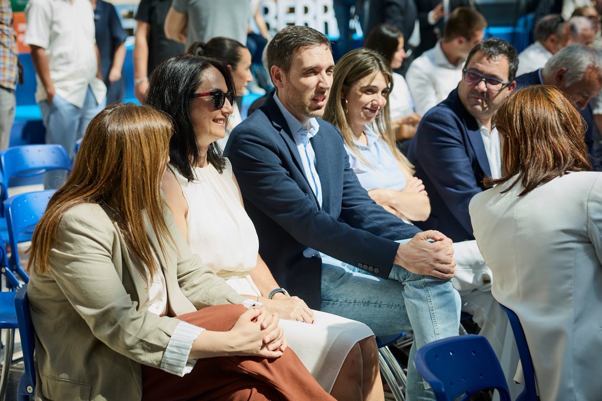 PVasco_EuskoL's tweet image. Tejeria presidentea ordezkaritza parlamentarioaren buru izan da Euskadi Ikerkuntza Saria emateko ekitaldian
➡️legebiltzarra.eus/portal/eu/web/…
La presidenta encabeza la delegación del @PVasco_EuskoL que asiste a la de entrega del Premio Euskadi de Investigación
➡️legebiltzarra.eus/portal/es/web/…