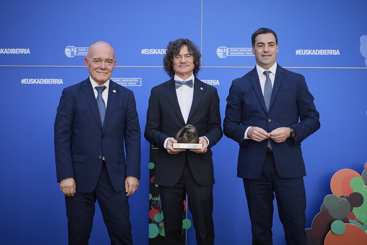 PVasco_EuskoL's tweet image. Tejeria presidentea ordezkaritza parlamentarioaren buru izan da Euskadi Ikerkuntza Saria emateko ekitaldian
➡️legebiltzarra.eus/portal/eu/web/…
La presidenta encabeza la delegación del @PVasco_EuskoL que asiste a la de entrega del Premio Euskadi de Investigación
➡️legebiltzarra.eus/portal/es/web/…