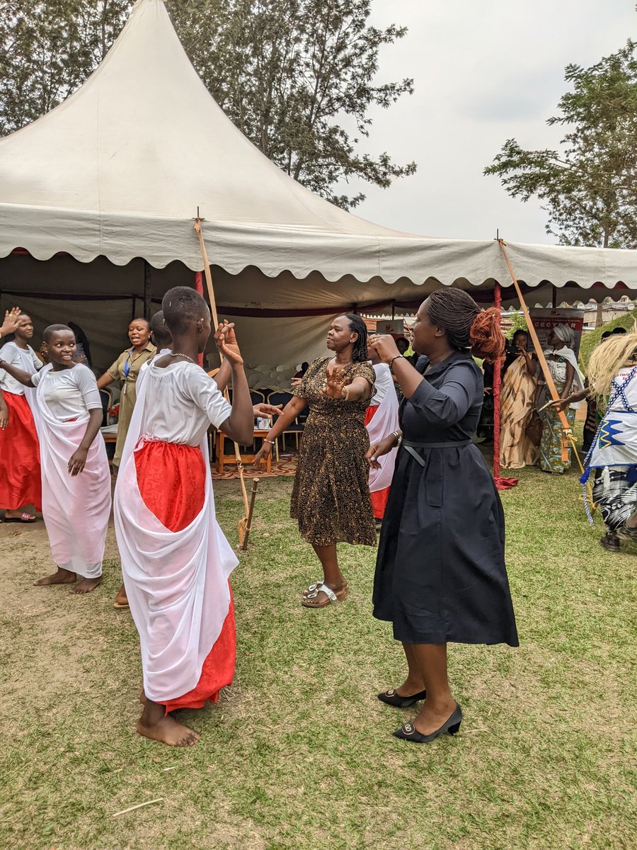 National Child Development Agency | Rwanda (@rwanda_child) on Twitter photo Uyu munsi Diane Iradukunda, Umuyobozi muri NCDA yifatanyije n'umuryango <a href="/cecydar1/">Centre Cyprien et Daphrose Rugamba</a> mu muhango wo gusubiza mu muryango no mu ishuri abana 30 bahoze mu muhanda. Uyu muryango wari amaze amezi 5 ugororera aba bana mu kigo cyawo. Kurerererwa mu muryango ni uburenganzira bwa buri mwana Uyu munsi Diane Iradukunda, Umuyobozi muri NCDA yifatanyije n'umuryango <a href="/cecydar1/">Centre Cyprien et Daphrose Rugamba</a> mu muhango wo gusubiza mu muryango no mu ishuri abana 30 bahoze mu muhanda. Uyu muryango wari amaze amezi 5 ugororera aba bana mu kigo cyawo. Kurerererwa mu muryango ni uburenganzira bwa buri mwana