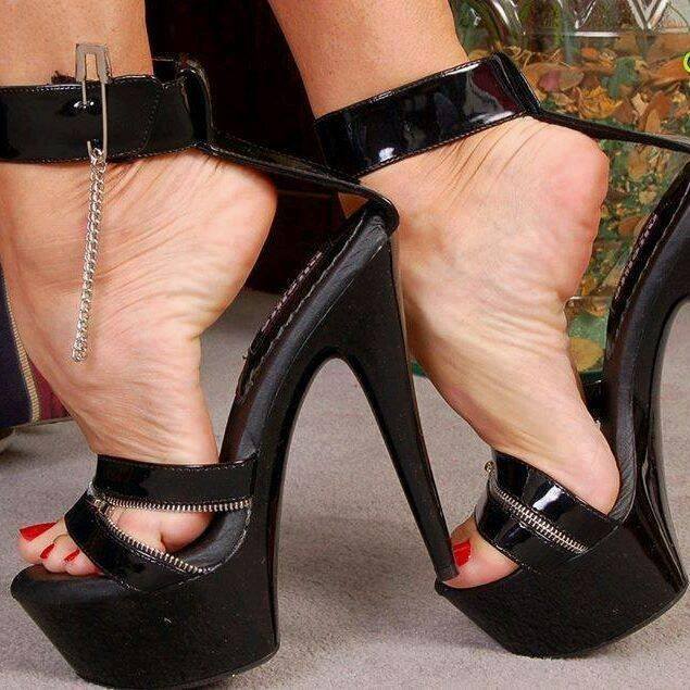 A or B? 
#highheels #platformheels #taconesaltos