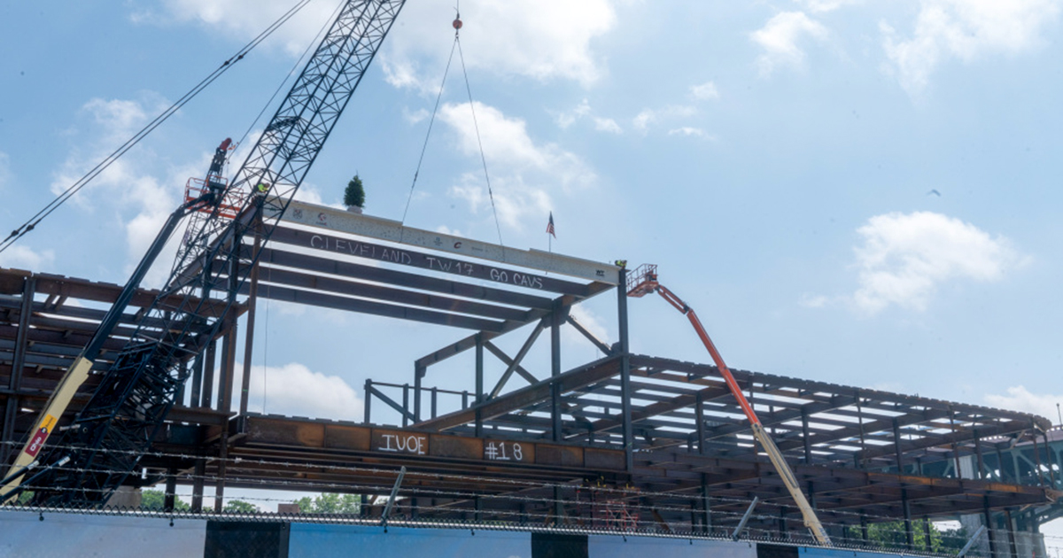 CleClinicNews's tweet image. The final beam is now in place at the Cleveland Clinic Global Peak Performance Center.
Nearly 200 tradespeople have contributed 53,000 hours of labor to install 2,400 tons of steel.
Learn more: cle.clinic/3GBEwrz