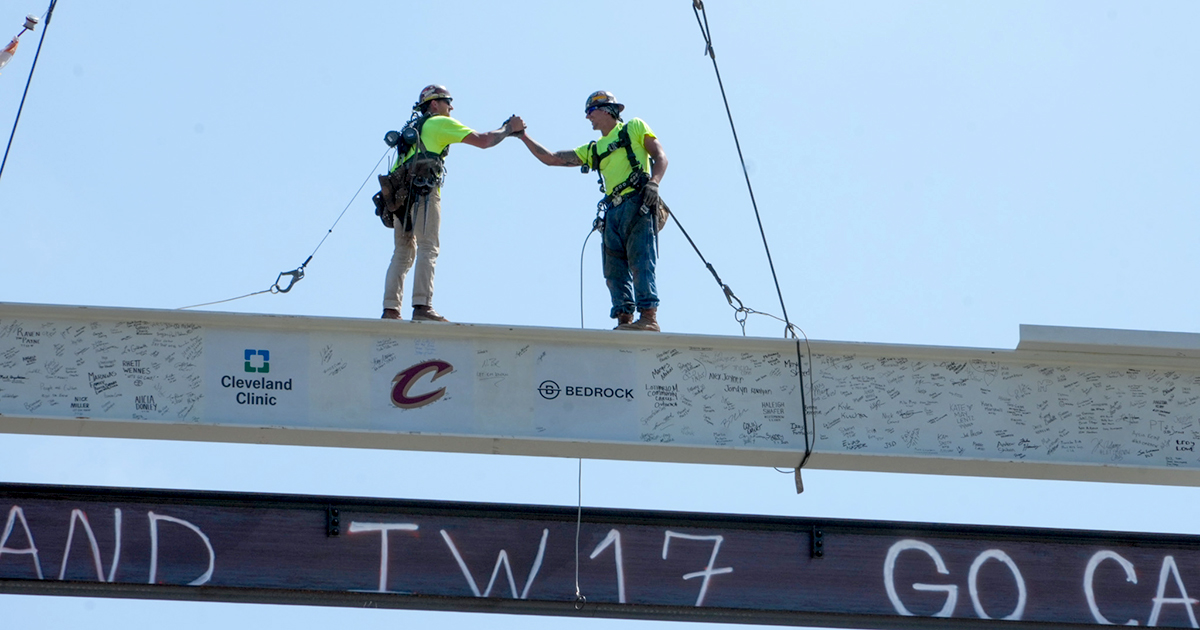 CleClinicNews's tweet image. The final beam is now in place at the Cleveland Clinic Global Peak Performance Center.
Nearly 200 tradespeople have contributed 53,000 hours of labor to install 2,400 tons of steel.
Learn more: cle.clinic/3GBEwrz