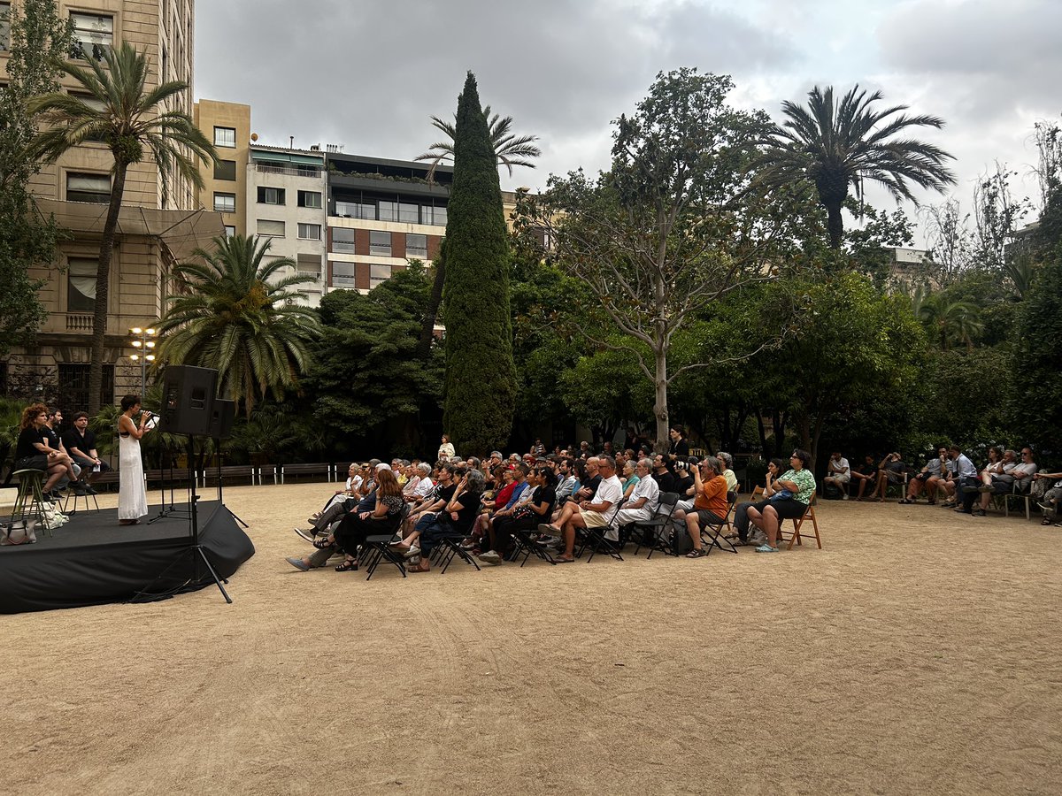 FundacioCCC's tweet image. Als jardins del @palaurobert la poesia ressona amb força i emoció en el recital vinculat a la mostra “Imaginar, compartir, construir. El Congrés de Cultura Catalana”
Joan Deusa, Blanca Llum Vidal, Carles Rebassa i Raquel Santanera donen veu a la diversitat dels #PaïsosCatalans
