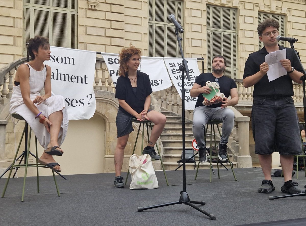 FundacioCCC's tweet image. Als jardins del @palaurobert la poesia ressona amb força i emoció en el recital vinculat a la mostra “Imaginar, compartir, construir. El Congrés de Cultura Catalana”
Joan Deusa, Blanca Llum Vidal, Carles Rebassa i Raquel Santanera donen veu a la diversitat dels #PaïsosCatalans