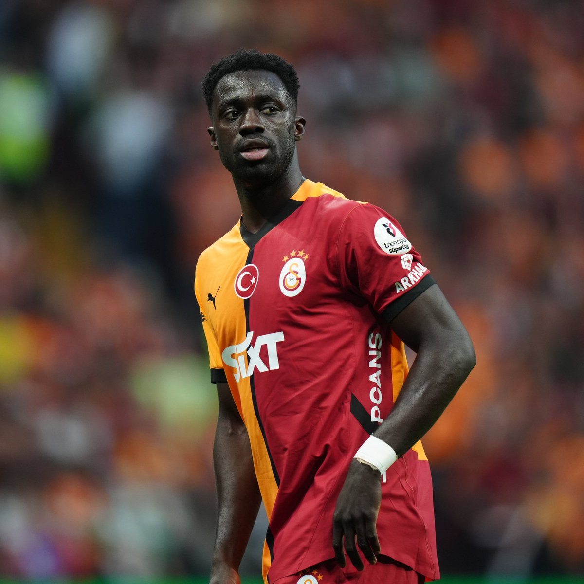 İşine bak Como, sen ancak Davinson Sanchez'in küçük olanını alırsın aq