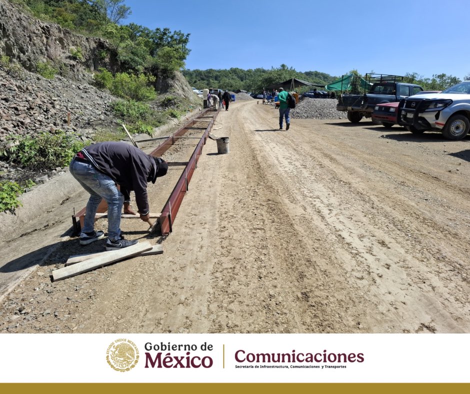 Autoridades del Centro #SICTOaxaca asistieron al banderazo de inicio de los trabajos de pavimentación en la comunidad de Latuvi, Ixtlán de Juárez, Oaxaca, como parte del Programa de Pavimentación de Caminos Artesanales, en el estado de Oaxaca.

Este programa tiene como objetivo