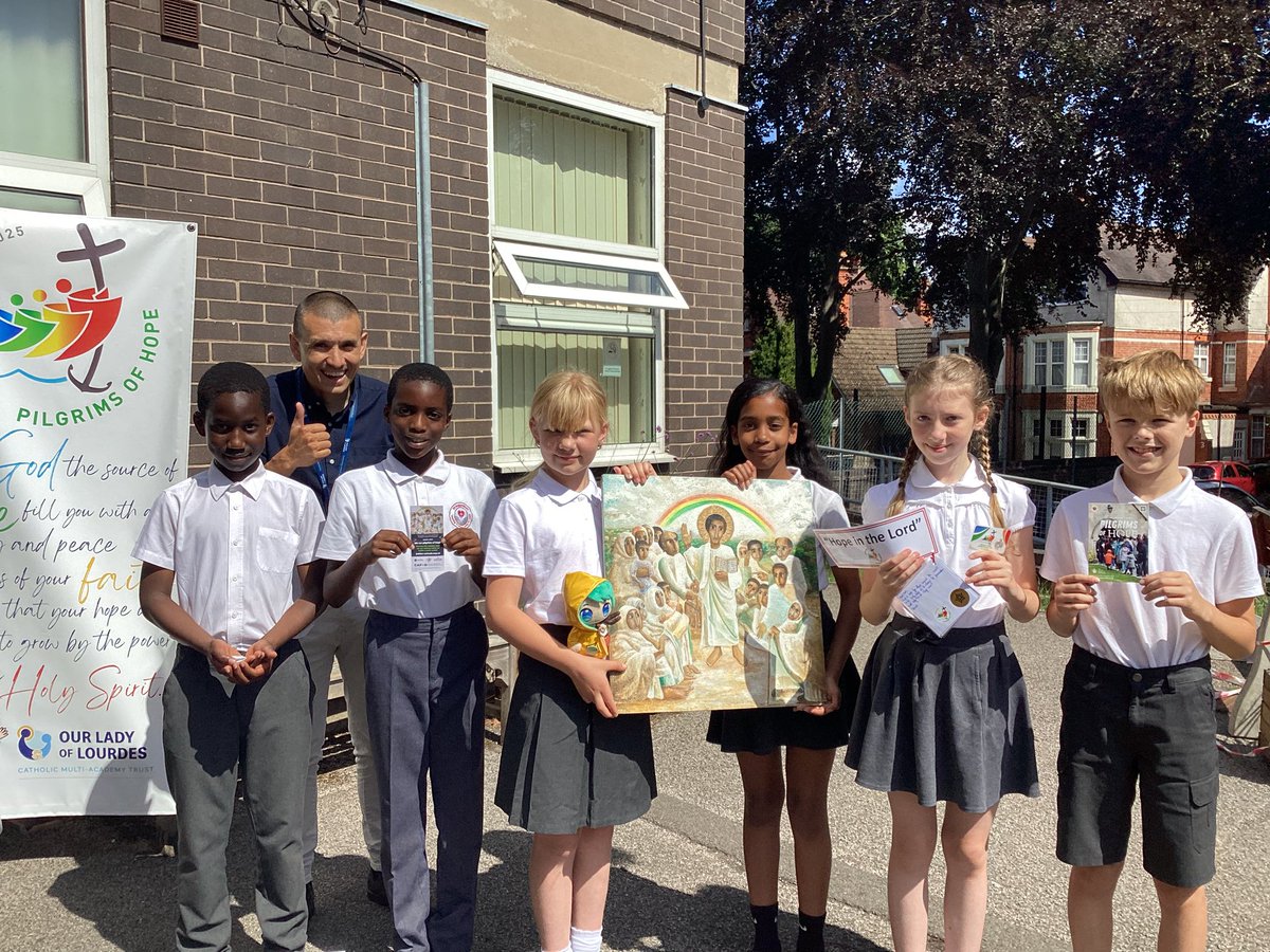 <a href="/ann54neale/">Ann Neale</a> <a href="/BishopPMcKinney/">Bishop Patrick</a> The #Jubilee2025 icon is already touching hearts on its journey. #PilgrimsOfHope