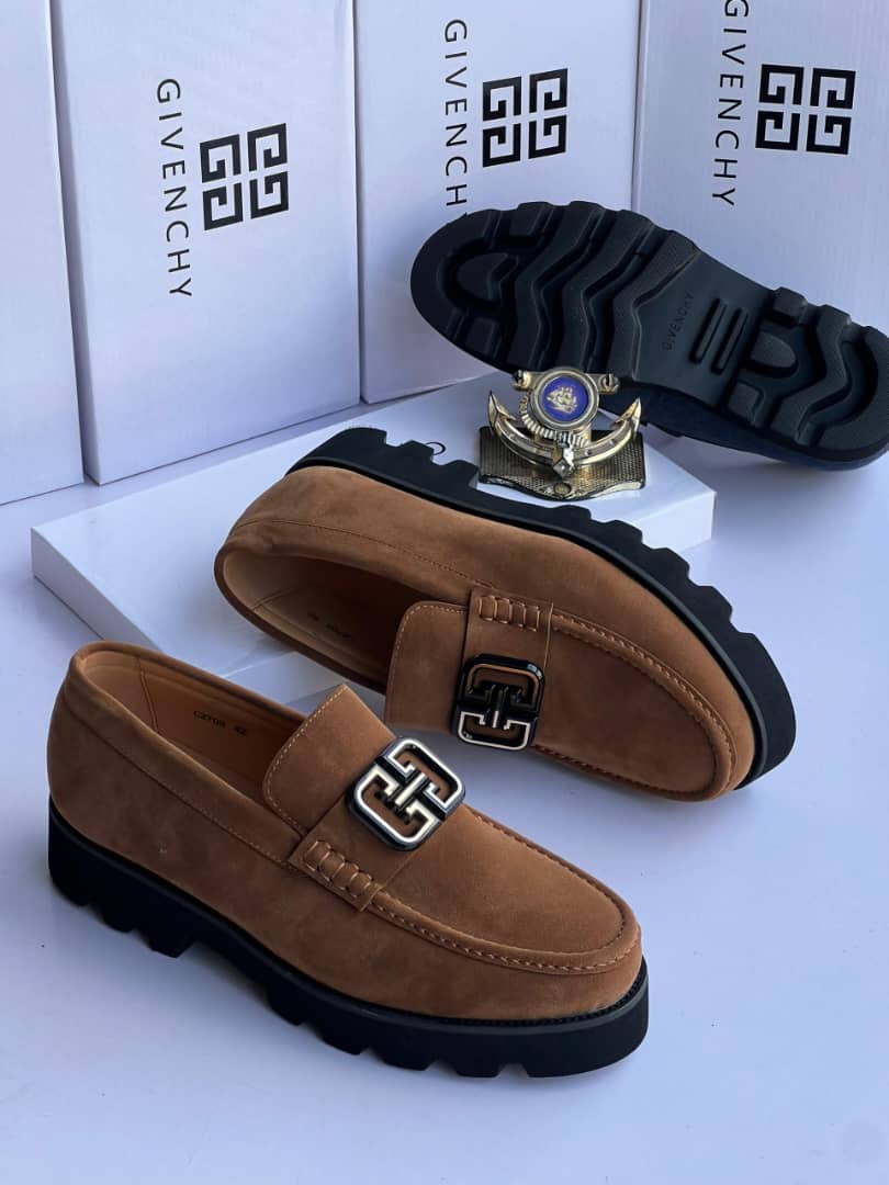 *New Arrivals✨✨.❣️ Size 40--------46 

 #40,000* 🔥🔥 Boxed 📦

Delivery nationwide