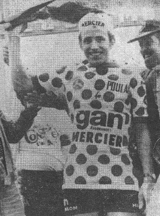 Una de las primeras imágenes de un corredor con el maillot de topos de la clasificación de la montaña del Tour de Francia.

📷Marca