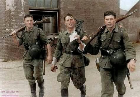 Şiddetli bir çatışmadan çıkan Wehrmacht askerleri. 

Ortadaki subayın üniforması kana bulanmış.