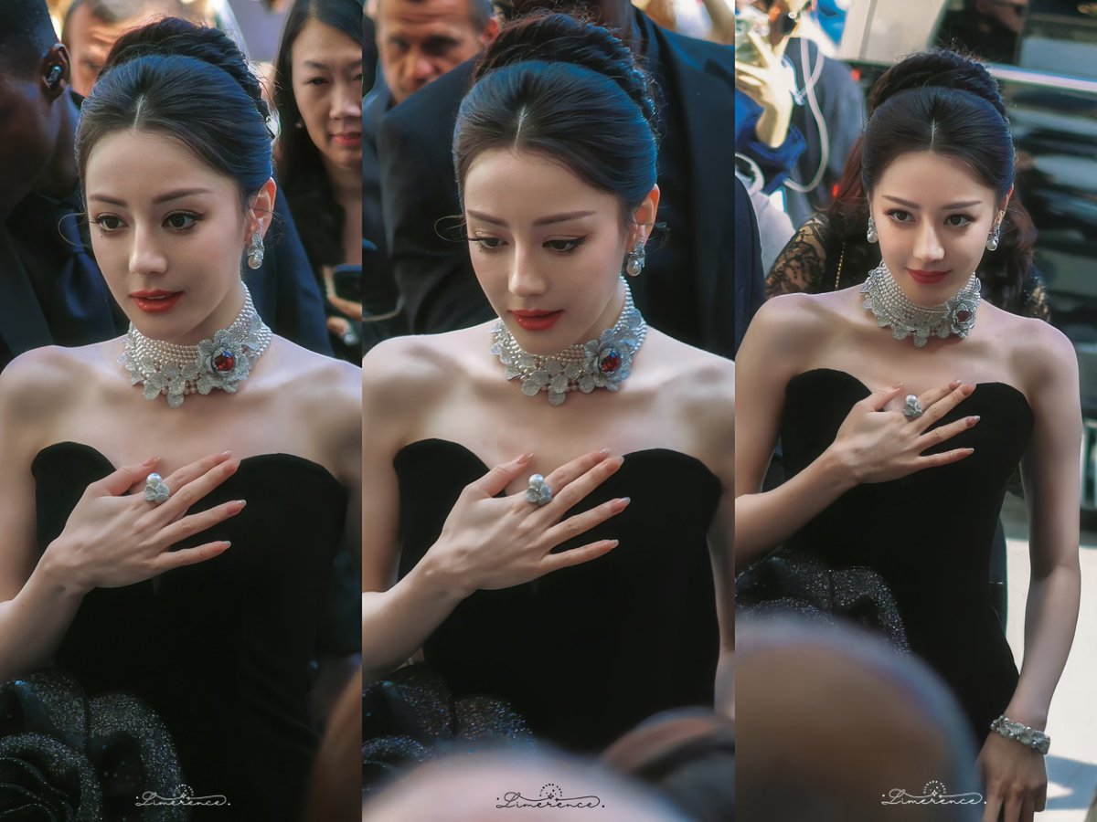 The HD photos of the goddess's beauty. Showcasing a noble and elegant beauty, dazzling the streets of Paris, came with her own spotlight ✨ 

DILRABA LES PETALES PARIS 
#DilrabaXMIKIMOTO
#Dilireba #Dilraba #迪丽热巴