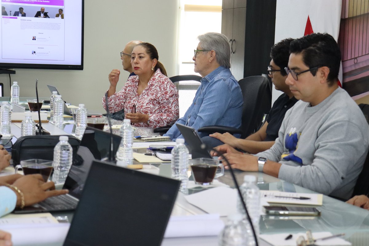 adrianjez's tweet photo. Estuvimos en una reunión con académicos del @inciudades del @CUAAD_UdeG  para analizar con una visión académica el estado actual del operativo del contraflujo en López Mateos y desarrollar propuestas que nos permitan seguir optimizando los tiempos de traslado de este corredor. https://t.co/sTIKAOlnWZ
