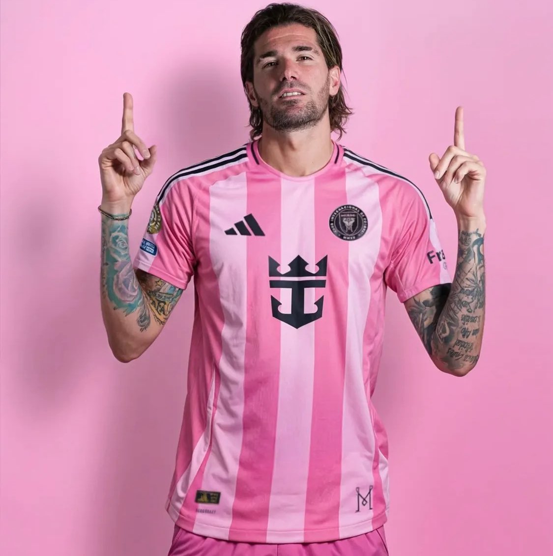 Ser campeón del Mundo y de América pero para acabar siendo recordado sólo por ser el mayordomo de otro jugador. Y con 30 años irte a la liga menos competitiva del mundo para seguir siendo su mayordomo. Qué tristeza de futbolista.