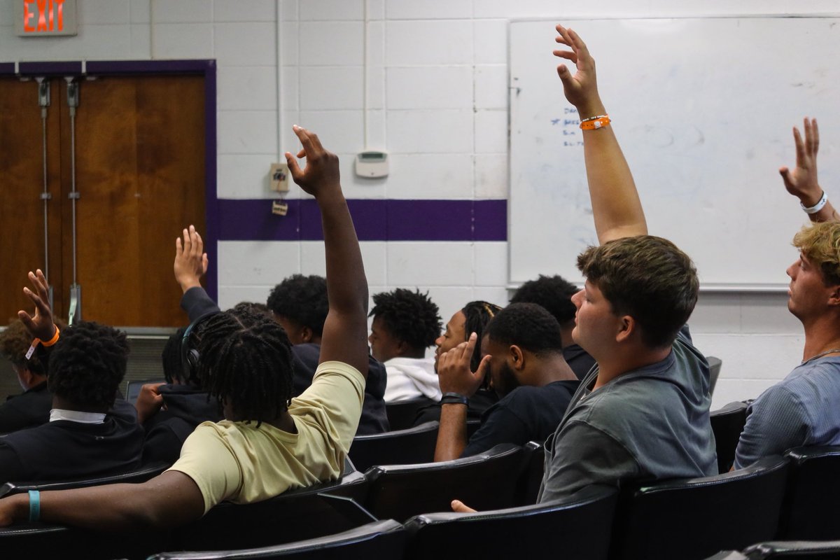 NSUDemons's tweet image. Summer Bridge life 🤘
Huge thanks to Dr. Liz Pursell for hosting tonight’s College101 session to help our new Demons prepare to succeed at the collegiate level 🫶💜
#ForkEm #SummerBridge