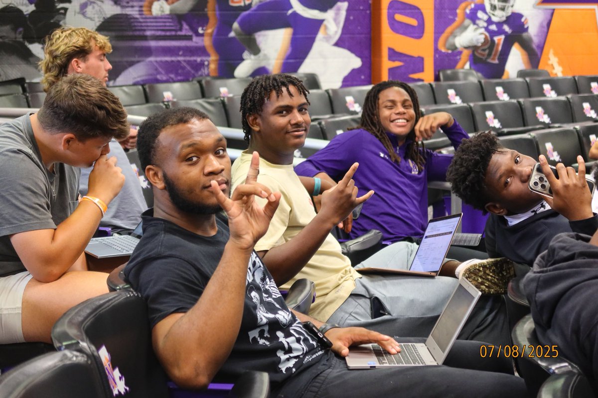 NSUDemons's tweet image. Summer Bridge life 🤘
Huge thanks to Dr. Liz Pursell for hosting tonight’s College101 session to help our new Demons prepare to succeed at the collegiate level 🫶💜
#ForkEm #SummerBridge