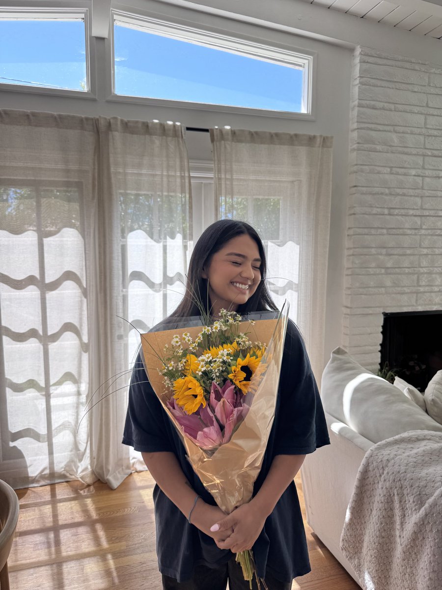 alberouuuu's tweet photo. mi galería últimamente es mi novia con flores o mi novia cantando o yo con flores para mi novia y que así sea siempre amén amén amén https://t.co/jcDVj2nVf9