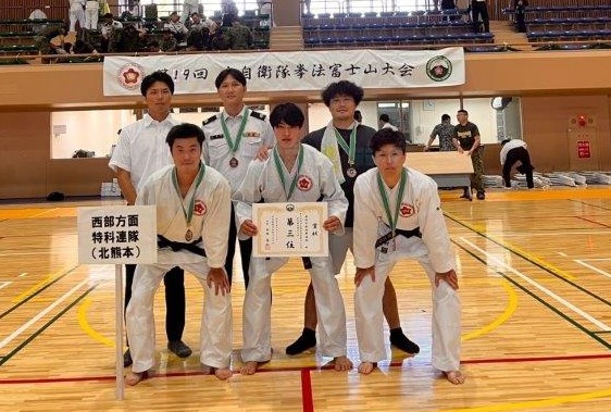 【全自衛隊拳法富士山大会（西部方面特科連隊）】
　西特連拳法訓練隊は、御殿場市体育館で行われた全自拳法富士山大会に参加しました。新村２曹、北山３曹及び中嶋３曹が、男女混合団体の部において、見事第３位の栄光に輝きました。
#陸自 #西特連 #拳法 #富士山 #勝負