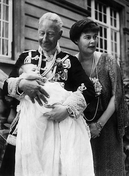 GermanyGMGS's tweet photo. KAISER DECLARES WAR ON ARGENTINA

“Fuck around, find out.” - Kaiser Wilhelm, 1946. @MockGMGS https://t.co/vHpwLAMQ9v