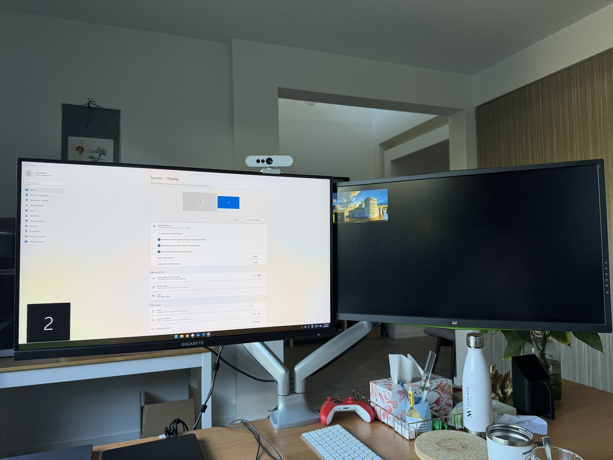 longzheng's tweet image. Peak Windows multi monitor experience with Surface Laptop. Why have a 27” screen when you can have a 3” screen.