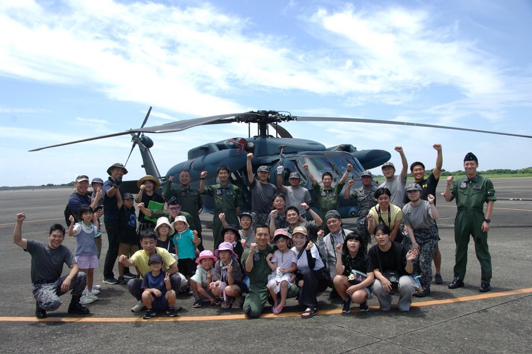ASDF_ARW's tweet image. <職場見学会>
令和7年6月28日、百里救難隊は隊員家族の職場見学会を実施しました。当日は消防小隊にも協力をいただき大成功でした。見学会の後は、バーベキューで部隊と隊員家族の信頼関係、隊員家族間の親睦をさらに深めました。
#航空救難団 #百里救難隊 #職場見学会
