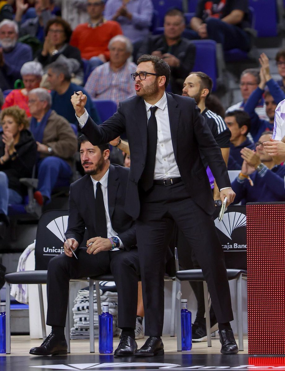 El español 🇪🇸 Guillermo Frutos <a href="/GuilleFrutosM/">Guillermo Frutos</a> es el nuevo entrenador de <a href="/CDCLosLeones/">Club Deportivo Colegio Los Leones</a> en Chile, viene de ser asistente de Chus Mateo en Real Madrid <a href="/RMBaloncesto/">Real Madrid Basket</a>, llega en reemplazo de su compatriota José Ángel Samaniego que vendrá a la Liga Uruguaya para dirigir a <a href="/ClubUrunday/">Club Urunday_oficial</a>