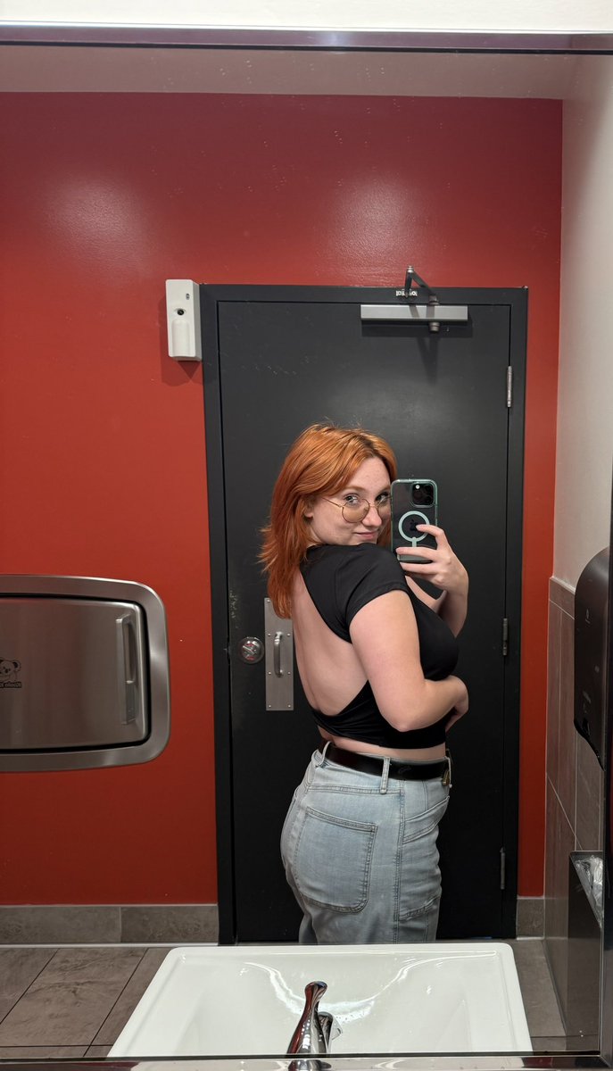 Quynnii's tweet photo. Sup twitter its ya girl quynn back at it again at the cafe rio https://t.co/b0wRU0qYAq