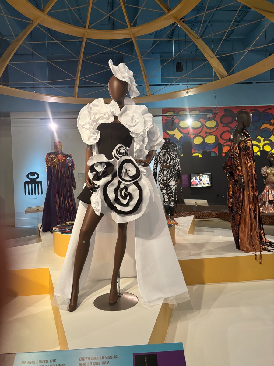 LaurenCDeutsch's tweet photo. @FieldMuseum also featured three contemporary black Chicago designers to put in conversation with #AfricaFashions in an exhibit called #ConnectingThreads. The main focus was on Jennifer Akese-Burney (I posted about her once before). This is another of my favorites by her, called, https://t.co/9VH202rTWq
